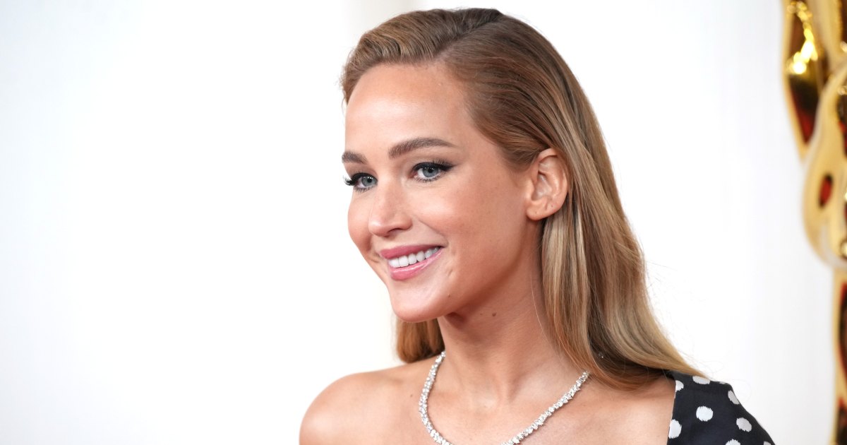 Jennifer Lawrence’s Black Dress Comes With a Divisive Shoe